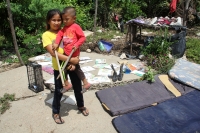 Jueves 7 de septiembre del 2017. Venustiano Carranza, Chiapas. Los niños de la comunidad Belisario Domí­nguez secan al sol  los cuadernos y libros rescatados de las afectaciones de las lluvias de los últimos dí­as en esta comunidad ubicada en la cercaní