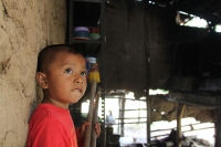 Jueves 7 de septiembre del 2017. Venustiano Carranza, Chiapas. Los niños de la comunidad Belisario Domí­nguez secan al sol  los cuadernos y libros rescatados de las afectaciones de las lluvias de los últimos dí­as en esta comunidad ubicada en la cercaní