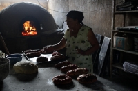 Jueves 29 de octubre del 2020. Berriozabal. El #tradicional #pan de muerto es cocinado de manera artesanal en la comunidad por las hábiles manos de doña Mechita Hernández