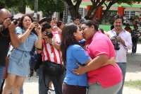 Domingo 23 de septiembre del 2012. Tuxtla Gutiérrez, Chiapas. Grupos organizados por la comunidad lésbico, gay, intersexual, tras genero y heterosexual de Chiapas organizan el Maratón del Beso en la explanada de la plaza de la delegación de Traen de esta 