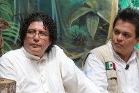 Viernes 8 de julio. Adolfo Tovar y Carlos Jiménez, fundador y conductor respectivamente del programa Biosfera 10 celebran los 10 años de transmisiones del programa de tópicos ecológicos en Chiapas.