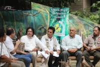 Viernes 8 de julio. Adolfo Tovar y Carlos Jiménez, fundador y conductor respectivamente del programa Biosfera 10 celebran los 10 años de transmisiones del programa de tópicos ecológicos en Chiapas.