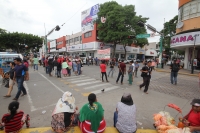 Miércoles 9 de agosto del 2017. Tuxtla Gutiérrez. Militante de colonos del oriente norte de Tuxtla cierran el cruce de la Avenida y Calle Central este medio día.
