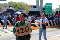 Martes 10 de abril del 2018. Tuxtla Gutiérrez. El movimiento magisterial en su segundo dí­a de huelga toma la caseta de la autopista a San Cristóbal de las Casas cobrando 20 pesos ««la pasada»»