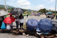 Lunes 27 de junio del 2016. Tuxtla Gutiérrez. Foto/CD. Esta mañana inician los bloqueos que el movimiento magisterial realiza en diferentes puntos carreteros de en el estado de Chiapas. En la imagen la manifestación en la entrada oriente de la capital de 