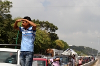 Lunes 5 de noviembre del 2018. Tuxtla Gutiérrez. El fuerte calor del sureste de México acompaña los ánimos durante el bloqueo carretero que realiza el magisterio chiapaneco en el crucero La Pochota en la entrada poniente de la capital de este estado d