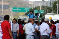 Lunes 14 de enero del 2013.  Tuxtla Gutiérrez, Chiapas. Maestros de la Sección VII del sindicato magisterial afiliados a la coordinadora nacional de trabajadores de la educación en Chiapas realizan bloqueos en las entradas y salidas de las principales ciu