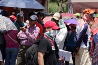 Miércoles 13 de julio del 2016. Tuxtla Gutiérrez. Integrantes de la Asamblea Popular Democrática y de la sección 40 de Sindicato Estatal de Maestros inician este medio día el bloqueo selectivo (a transportistas de productos al mayoreo dejando pasar a vehí