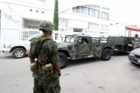 Jueves 4 de julio del 2013. Tuxtla Gutiérrez, Chiapas. Elementos del Ejército Mexicano resguardan las instalaciones de la SEDESOL en Chiapas, después de este medio día se recibiera una llamada amenazando con un artefacto explosivo lo que ocasionó el desal