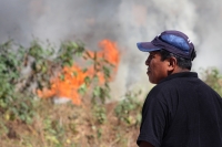 Viernes 27 de diciembre del 2013. Curiosos observan el incendio que se produjo en un pastizal en las cercanías del Libramiento Norte y de la Calzada al Sumidero.