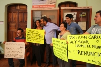 Martes 25 de julio del 2017. Tuxtla Gutiérrez. La agrupación del Colegio de Creadores de Arte espera al encargado del Coneculta-Chiapas después de realizar una protesta simbolica en las afueras de esta institución