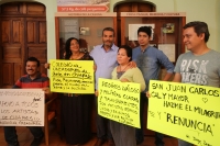 Martes 25 de julio del 2017. Tuxtla Gutiérrez. La agrupación del Colegio de Creadores de Arte espera al encargado del Coneculta-Chiapas después de realizar una protesta simbolica en las afueras de esta institución