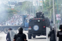 Domingo 5 de junio del 2016. Tuxtla Gutiérrez. De los enfrentamientos entre las corporaciones policiacas y el movimiento magisterial en la capital del estado de Chiapas.