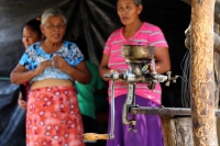Martes 16 de mayo del 2017. Suchiapa, Chiapas. Habitantes de la comunidad Pacú del municipio de Suchiapa intentan limpiar los peces muertos que contaminan la región por las descargas de aguas residuales al rio que atraviesa esta comunidad de la depresión 