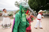 Miércoles 29 de junio. La danza del Bourroncito o del Colibrí es llevada a cabo en las calles de la comunidad de Chiapa de Corzo donde los participantes representan la entrada de la temporada fértil del campo del sureste de México.