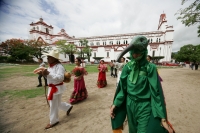 Miércoles 29 de junio. La danza del Bourroncito o del Colibrí es llevada a cabo en las calles de la comunidad de Chiapa de Corzo donde los participantes representan la entrada de la temporada fértil del campo del sureste de México.