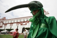 Miércoles 29 de junio. La danza del Bourroncito o del Colibrí es llevada a cabo en las calles de la comunidad de Chiapa de Corzo donde los participantes representan la entrada de la temporada fértil del campo del sureste de México.
