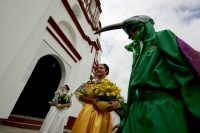 Miércoles 29 de junio. La danza del Bourroncito o del Colibrí es llevada a cabo en las calles de la comunidad de Chiapa de Corzo donde los participantes representan la entrada de la temporada fértil del campo del sureste de México.