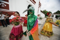 Miércoles 29 de junio. La danza del Bourroncito o del Colibrí es llevada a cabo en las calles de la comunidad de Chiapa de Corzo donde los participantes representan la entrada de la temporada fértil del campo del sureste de México.