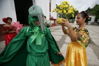 Miércoles 29 de junio. La danza del Bourroncito o del Colibrí es llevada a cabo en las calles de la comunidad de Chiapa de Corzo donde los participantes representan la entrada de la temporada fértil del campo del sureste de México.