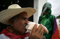 Miércoles 29 de junio. La danza del Bourroncito o del Colibrí es llevada a cabo en las calles de la comunidad de Chiapa de Corzo donde los participantes representan la entrada de la temporada fértil del campo del sureste de México.