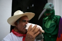 Miércoles 29 de junio. La danza del Bourroncito o del Colibrí es llevada a cabo en las calles de la comunidad de Chiapa de Corzo donde los participantes representan la entrada de la temporada fértil del campo del sureste de México.