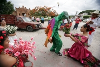 Miércoles 29 de junio. La danza del Bourroncito o del Colibrí es llevada a cabo en las calles de la comunidad de Chiapa de Corzo donde los participantes representan la entrada de la temporada fértil del campo del sureste de México.