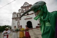Miércoles 29 de junio. La danza del Bourroncito o del Colibrí es llevada a cabo en las calles de la comunidad de Chiapa de Corzo donde los participantes representan la entrada de la temporada fértil del campo del sureste de México.