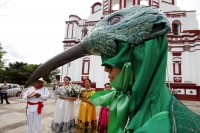 Miércoles 29 de junio. La danza del Bourroncito o del Colibrí es llevada a cabo en las calles de la comunidad de Chiapa de Corzo donde los participantes representan la entrada de la temporada fértil del campo del sureste de México.