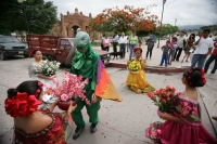 Miércoles 29 de junio. La danza del Bourroncito o del Colibrí es llevada a cabo en las calles de la comunidad de Chiapa de Corzo donde los participantes representan la entrada de la temporada fértil del campo del sureste de México.