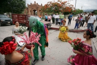 Miércoles 29 de junio. La danza del Bourroncito o del Colibrí es llevada a cabo en las calles de la comunidad de Chiapa de Corzo donde los participantes representan la entrada de la temporada fértil del campo del sureste de México.