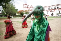 Miércoles 29 de junio. La danza del Bourroncito o del Colibrí es llevada a cabo en las calles de la comunidad de Chiapa de Corzo donde los participantes representan la entrada de la temporada fértil del campo del sureste de México.