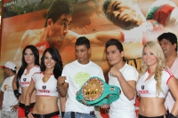Jueves 19 de mayo. Las bellezas y los pugilistas se dieron cita esta mañana para hacer la presentación oficial de la contienda entre el Gusano tomas Rojas y Juan José Goofy Montes por el campeonato mundial mini-mosca del CMB que se realizara el fin de sem Jueves 19 de mayo. Las bellezas y los pugilistas se dieron cita esta mañana para hacer la presentación oficial de la contienda entre el Gusano tomas Rojas y Juan José Goofy Montes por el campeonato mundial mini-mosca del CMB que se realizara el fin de sem