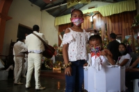 20210724. Suchiapa. La Danza del Caballito Blanco recorren las calles en Honor a Santa Ana y Santiago Apóstol en esta comunidad.