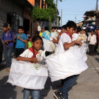 Lunes 25 de julio del 2016. Suchiapa. La Danza del Caballo Blanco o Nandayuli. Durante los festejos de Santa Ana en esta comunidad, los jóvenes bailan acompañados del ritmo de la carrizo y tambores en un vaivén frenético entre quienes representan caballos