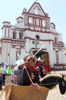 Sábado 11 de abril del 2015. Chiapa de Corzo. La danza del ÑumbañilÃ. Los jóvenes participantes de la Danza del Caballito se preparan este medio dÃa para participar en el ritual prehispánico en honor a San Vicente Ferrer, a quien algunos de los frailes do Sábado 11 de abril del 2015. Chiapa de Corzo. La danza del ÑumbañilÃ. Los jóvenes participantes de la Danza del Caballito se preparan este medio dÃa para participar en el ritual prehispánico en honor a San Vicente Ferrer, a quien algunos de los frailes do