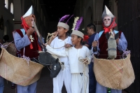 Sábado 11 de abril del 2015. Chiapa de Corzo. La danza del Ñumbañilí. Los jóvenes participantes de la Danza del Caballito se preparan este medio día para participar en el ritual prehispánico en honor a San Vicente Ferrer, a quien algunos de los frailes do