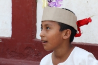 Sábado 11 de abril del 2015. Chiapa de Corzo. La danza del Ñumbañilí. Los jóvenes participantes de la Danza del Caballito se preparan este medio día para participar en el ritual prehispánico en honor a San Vicente Ferrer, a quien algunos de los frailes do