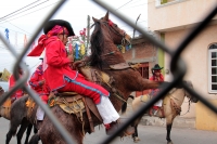 Viernes 19 de enero del 2018. Venustiano Carranza. Los Carrerantes de La San Bartolomé de los Llanos. Cabalgando y ataviados de rojo y cascabeles, los indí­genas recorren las calles entre las iglesias de San Sebastián y San Pedro