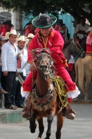 Viernes 19 de enero del 2018. Venustiano Carranza. Los Carrerantes de La San Bartolomé de los Llanos. Cabalgando y ataviados de rojo y cascabeles, los indí­genas recorren las calles entre las iglesias de San Sebastián y San Pedro