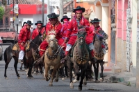 Viernes 19 de enero del 2018. Venustiano Carranza. Los Carrerantes de La San Bartolomé de los Llanos. Cabalgando y ataviados de rojo y cascabeles, los indí­genas recorren las calles entre las iglesias de San Sebastián y San Pedro