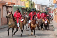 Viernes 19 de enero del 2018. Venustiano Carranza. Los Carrerantes de La San Bartolomé de los Llanos. Cabalgando y ataviados de rojo y cascabeles, los indí­genas recorren las calles entre las iglesias de San Sebastián y San Pedro