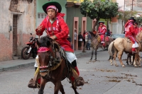 Viernes 19 de enero del 2018. Venustiano Carranza. Los Carrerantes de La San Bartolomé de los Llanos. Cabalgando y ataviados de rojo y cascabeles, los indí­genas recorren las calles entre las iglesias de San Sebastián y San Pedro