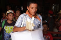 Lunes 24 de julio del 2017. Suchiapa, Chiapas. La Danza del Caballo Blanco o Nandayuli. Durante los festejos de Santa Ana en esta comunidad, los jóvenes bailan acompañados del ritmo del carrizo y tambores en un vaivén frenético