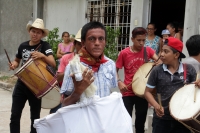 Lunes 24 de julio del 2017. Suchiapa, Chiapas. La Danza del Caballo Blanco o Nandayuli. Durante los festejos de Santa Ana en esta comunidad, los jóvenes bailan acompañados del ritmo del carrizo y tambores en un vaivén frenético