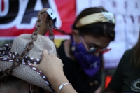 20211125. Tuxtla G. Madres victimas de feminicidio protestan enlaz�ndose con cadenas
