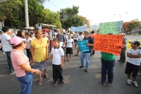 Jueves 26 de mayo. Padres de familia de la escuela primaria Lázaro Cárdenas y de habitantes de colonias de la zona norte de Tuxtla Gutiérrez, protestan cerrando la arteria vial de la Calzada al Cañón del Sumidero para protestar por las obras del drenaje p