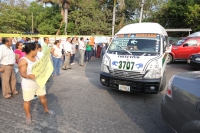Jueves 26 de mayo. Padres de familia de la escuela primaria Lázaro Cárdenas y de habitantes de colonias de la zona norte de Tuxtla Gutiérrez, protestan cerrando la arteria vial de la Calzada al Cañón del Sumidero para protestar por las obras del drenaje p
