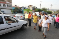Jueves 26 de mayo. Padres de familia de la escuela primaria Lazaro Cardenas y de habitantes de colonias de la zona norte de Tuxtla Gutiérrez, protestan cerrando la arteria vial de la Calzada al Cañón del Sumidero para protestar por las obras del drenaje p