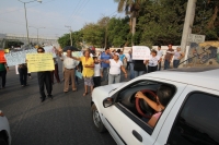 Jueves 26 de mayo. Padres de familia de la escuela primaria Lazaro Cardenas y de habitantes de colonias de la zona norte de Tuxtla Gutiérrez, protestan cerrando la arteria vial de la Calzada al Cañón del Sumidero para protestar por las obras del drenaje p